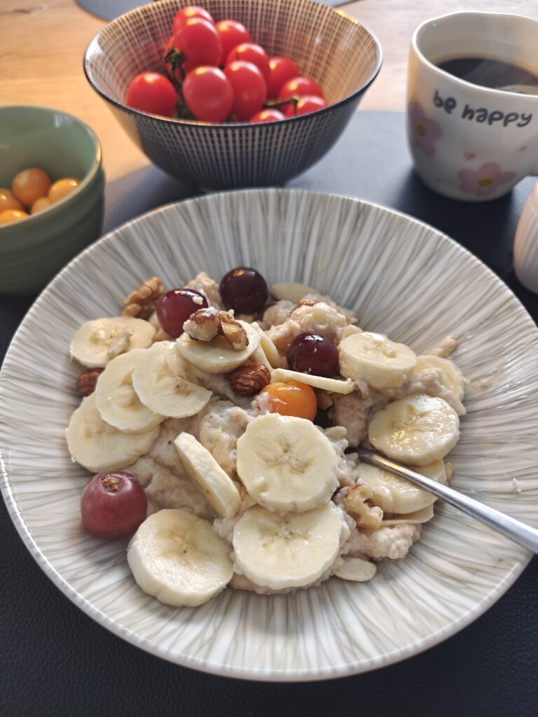 warmes Hafermüsli mit Obst und Nüssen